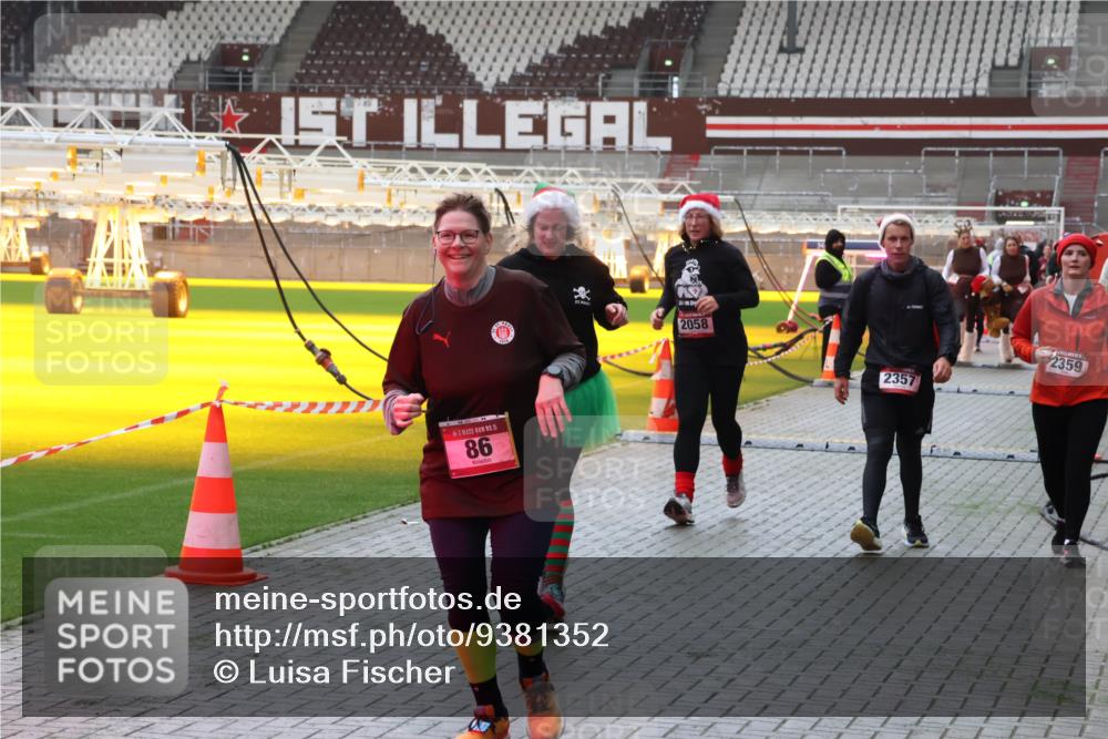 07.12.2025 - St. Pauli X-Mass-Run No. 15 Luisa Fischer http://msf.ph/oto/9381352 07.12.2025 10:45:18 Ziel 15, 86, 2058, 2357, 2359, 86, 220, 571, 631, 636, 791, 793, 1051, 1059, 1060, 1415, 1419, 1421, 1546, 2058, 2158, 2321, 2325, 2524, 2525, 3132, 4876 meine-sportfotos.de
