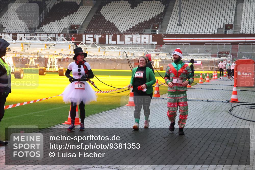 07.12.2025 - St. Pauli X-Mass-Run No. 15 Luisa Fischer http://msf.ph/oto/9381353 07.12.2025 11:16:26 Ziel 14, 372, 8, 8, 14, 372, 1800, 1802, 1821, 1825, 2194, 2195, 2464, 3241, 3256, 3326 meine-sportfotos.de