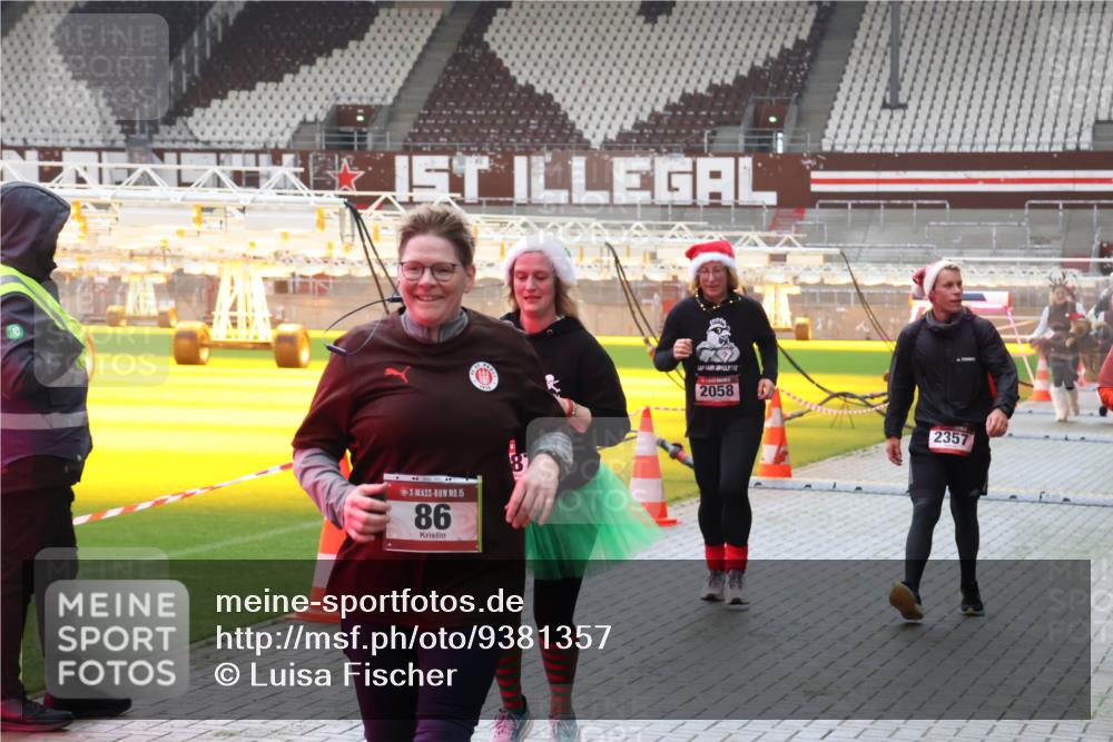 07.12.2025 - St. Pauli X-Mass-Run No. 15 Luisa Fischer http://msf.ph/oto/9381357 07.12.2025 10:45:19 Ziel 15, 86, 2058, 2357, 86, 571, 631, 636, 791, 793, 1051, 1059, 1060, 1415, 1419, 1421, 1546, 2058, 2158, 2321, 2325, 2524, 2525, 3132, 4876 meine-sportfotos.de