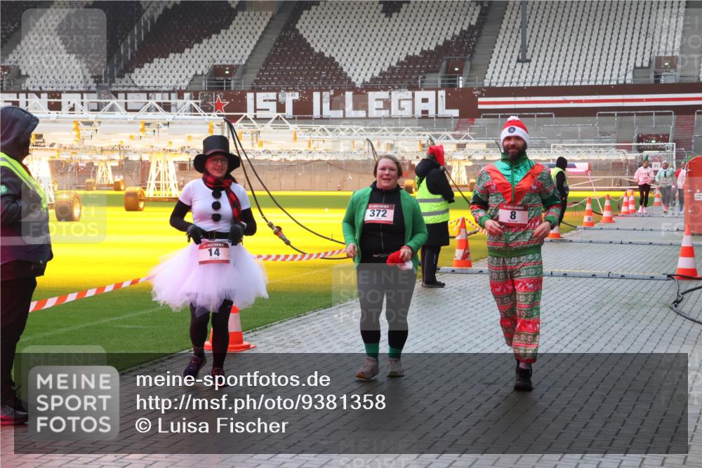 07.12.2025 - St. Pauli X-Mass-Run No. 15 Luisa Fischer http://msf.ph/oto/9381358 07.12.2025 11:16:27 Ziel 14, 372, 8, 8, 14, 372, 1800, 1802, 1821, 1825, 2194, 2195, 2464, 3241, 3256, 3326 meine-sportfotos.de