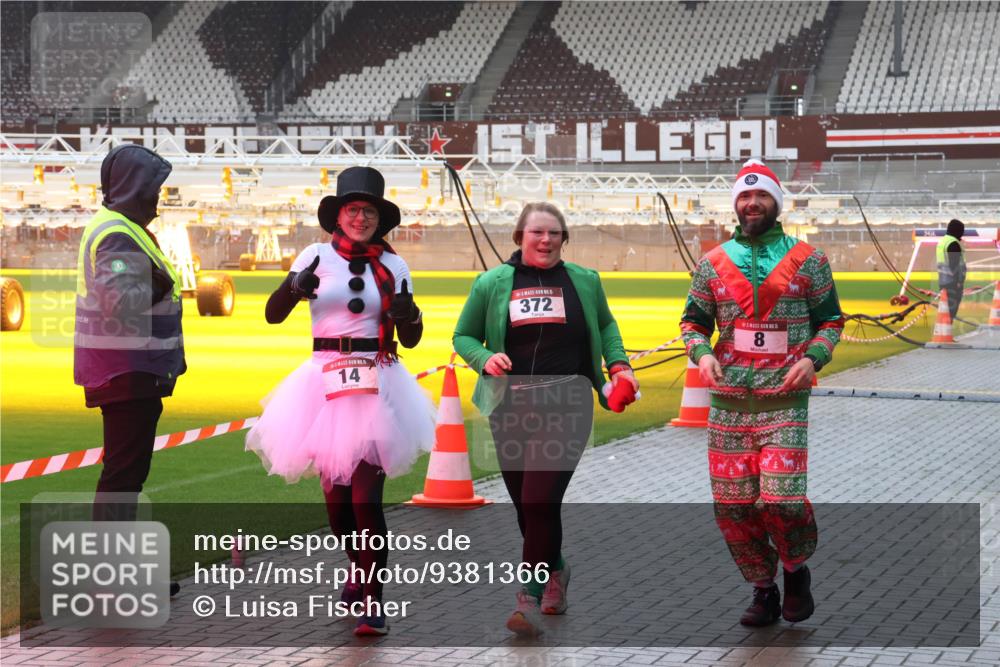 07.12.2025 - St. Pauli X-Mass-Run No. 15 Luisa Fischer http://msf.ph/oto/9381366 07.12.2025 11:16:28 Ziel 14, 372, 5, 8, 14, 372, 1800, 1802, 1821, 1825, 2194, 2195, 2464, 3241, 3256, 3326 meine-sportfotos.de