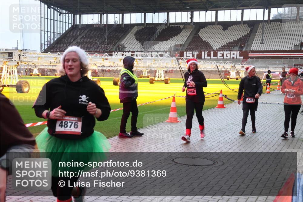 07.12.2025 - St. Pauli X-Mass-Run No. 15 Luisa Fischer http://msf.ph/oto/9381369 07.12.2025 10:45:21 Ziel 4876, 2058, 2357, 2359, 86, 631, 636, 791, 793, 1245, 1415, 1419, 1546, 2058, 2158, 2321, 2325, 2524, 2525, 3132, 3350, 4876 meine-sportfotos.de