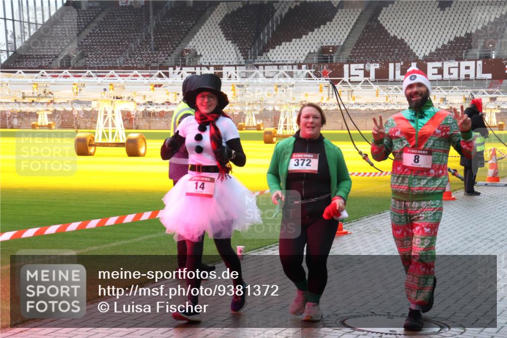 07.12.2025 - St. Pauli X-Mass-Run No. 15 Luisa Fischer http://msf.ph/oto/9381372 07.12.2025 11:16:29 Ziel 14, 5, 372, 8, 8, 14, 372, 1800, 1802, 1821, 1825, 2194, 2195, 2464, 3241, 3256, 3326 meine-sportfotos.de
