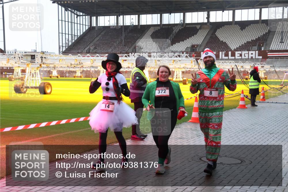 07.12.2025 - St. Pauli X-Mass-Run No. 15 Luisa Fischer http://msf.ph/oto/9381376 07.12.2025 11:16:30 Ziel 14, 372, 8, 8, 14, 372, 1800, 1802, 1821, 1825, 2194, 2195, 2464, 3241, 3256, 3326 meine-sportfotos.de