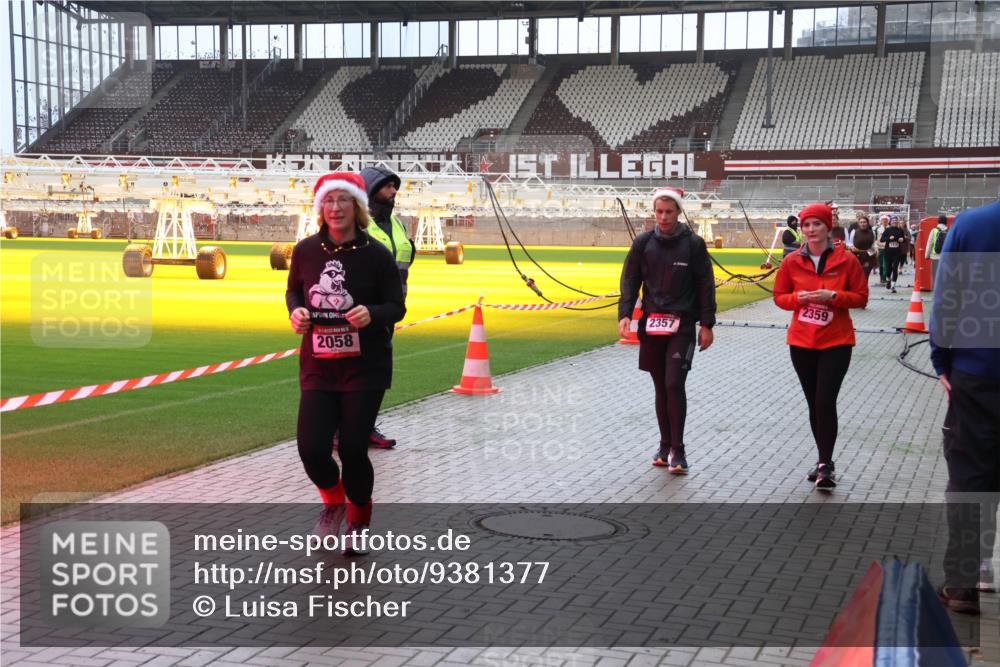 07.12.2025 - St. Pauli X-Mass-Run No. 15 Luisa Fischer http://msf.ph/oto/9381377 07.12.2025 10:45:22 Ziel 2058, 2357, 2359, 86, 631, 636, 791, 793, 1245, 1415, 1419, 1546, 2058, 2086, 2158, 2321, 2325, 2524, 2525, 3132, 3350, 4876 meine-sportfotos.de
