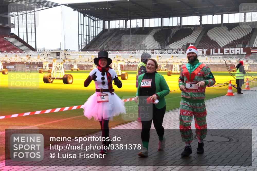 07.12.2025 - St. Pauli X-Mass-Run No. 15 Luisa Fischer http://msf.ph/oto/9381378 07.12.2025 11:16:30 Ziel 14, 372, 8, 8, 14, 372, 1800, 1802, 1821, 1825, 2194, 2195, 2464, 3241, 3256, 3326 meine-sportfotos.de