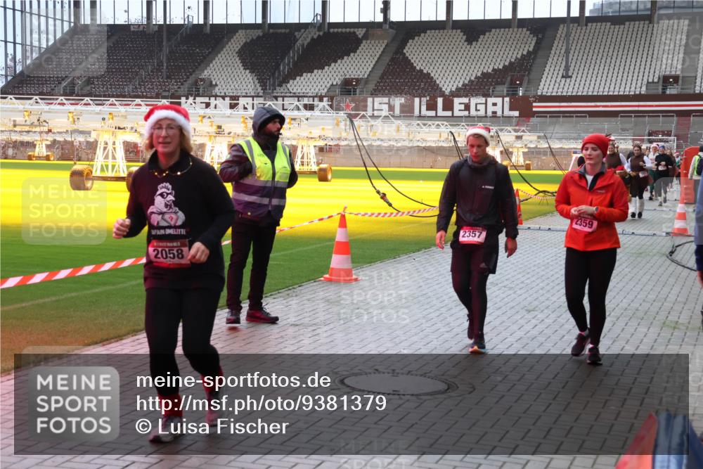 07.12.2025 - St. Pauli X-Mass-Run No. 15 Luisa Fischer http://msf.ph/oto/9381379 07.12.2025 10:45:22 Ziel 2058, 2357, 2359, 86, 631, 636, 791, 793, 1245, 1415, 1419, 1546, 2058, 2086, 2158, 2321, 2325, 2524, 2525, 3132, 3350, 4876 meine-sportfotos.de