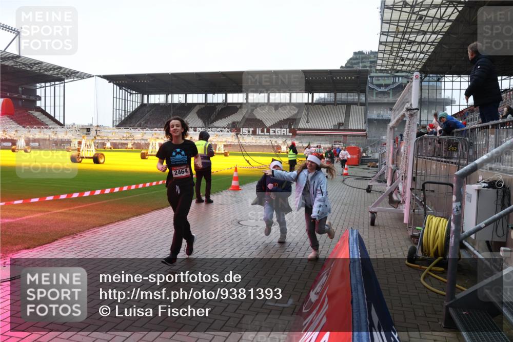 07.12.2025 - St. Pauli X-Mass-Run No. 15 Luisa Fischer http://msf.ph/oto/9381393 07.12.2025 11:16:47 Ziel 2464, 1, 1017, 1350, 1800, 1802, 1821, 1825, 2195, 2464, 3241, 3256, 3326 meine-sportfotos.de