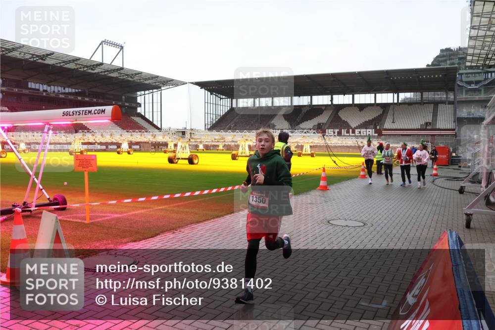 07.12.2025 - St. Pauli X-Mass-Run No. 15 Luisa Fischer http://msf.ph/oto/9381402 07.12.2025 11:16:52 Ziel 1350, 1, 1017, 1350, 1800, 1802, 1821, 1825, 2195, 2464, 3241, 3256, 3326 meine-sportfotos.de