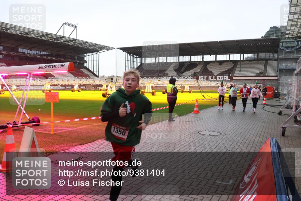 07.12.2025 - St. Pauli X-Mass-Run No. 15 Luisa Fischer http://msf.ph/oto/9381404 07.12.2025 11:16:52 Ziel 1350, 1017, 1350, 1800, 1802, 1821, 1825, 2195, 2464, 3241, 3256, 3326 meine-sportfotos.de