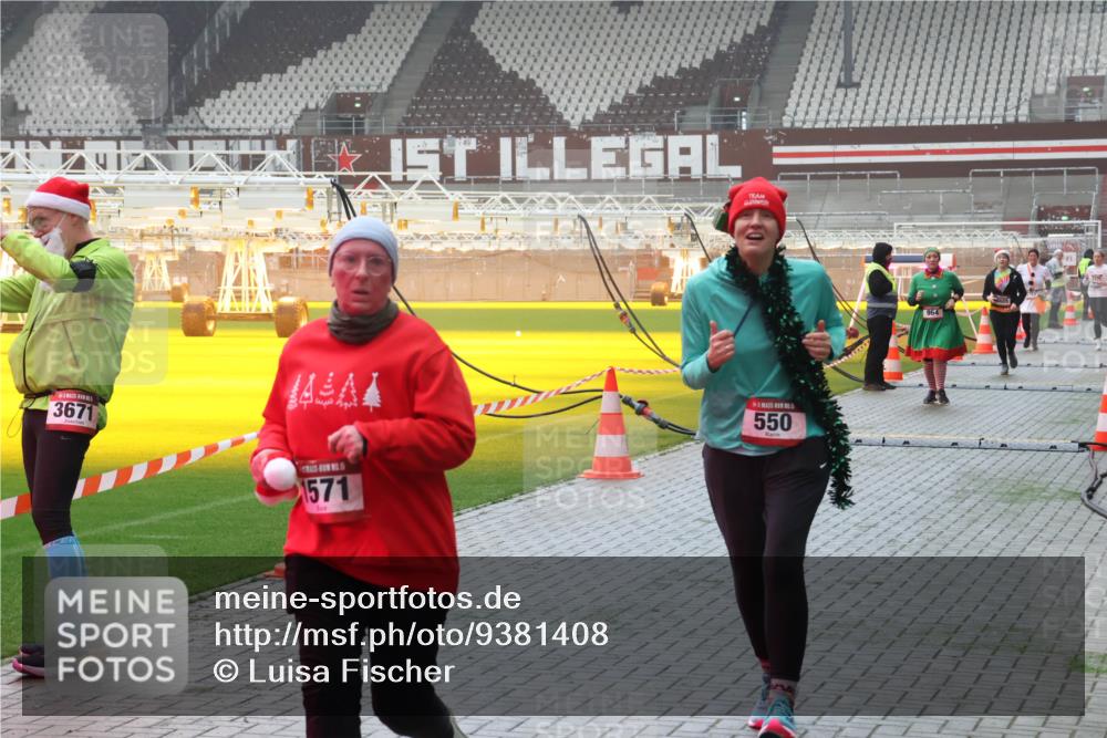07.12.2025 - St. Pauli X-Mass-Run No. 15 Luisa Fischer http://msf.ph/oto/9381408 07.12.2025 10:10:59 Ziel 3671, 44, 1571, 550, 964, 885, 550, 962, 964, 1399, 1571, 1732, 1768, 2083, 2087, 4358, 4507, 4885 meine-sportfotos.de