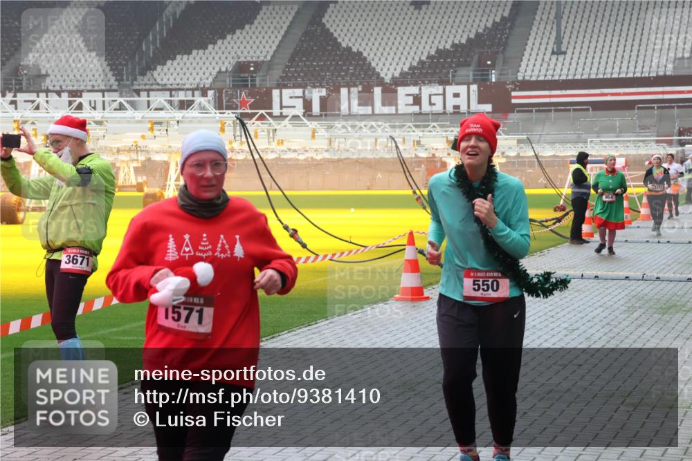 07.12.2025 - St. Pauli X-Mass-Run No. 15 Luisa Fischer http://msf.ph/oto/9381410 07.12.2025 10:11:00 Ziel 3671, 1571, 5, 550, 550, 962, 964, 1399, 1426, 1571, 1732, 1768, 2083, 2087, 4358, 4507, 4885 meine-sportfotos.de