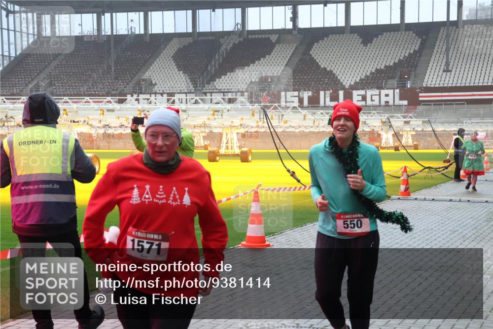 07.12.2025 - St. Pauli X-Mass-Run No. 15 Luisa Fischer http://msf.ph/oto/9381414 07.12.2025 10:11:00 Ziel 550, 1571, 550, 962, 964, 1399, 1426, 1571, 1732, 1768, 2083, 2087, 4358, 4507, 4885 meine-sportfotos.de