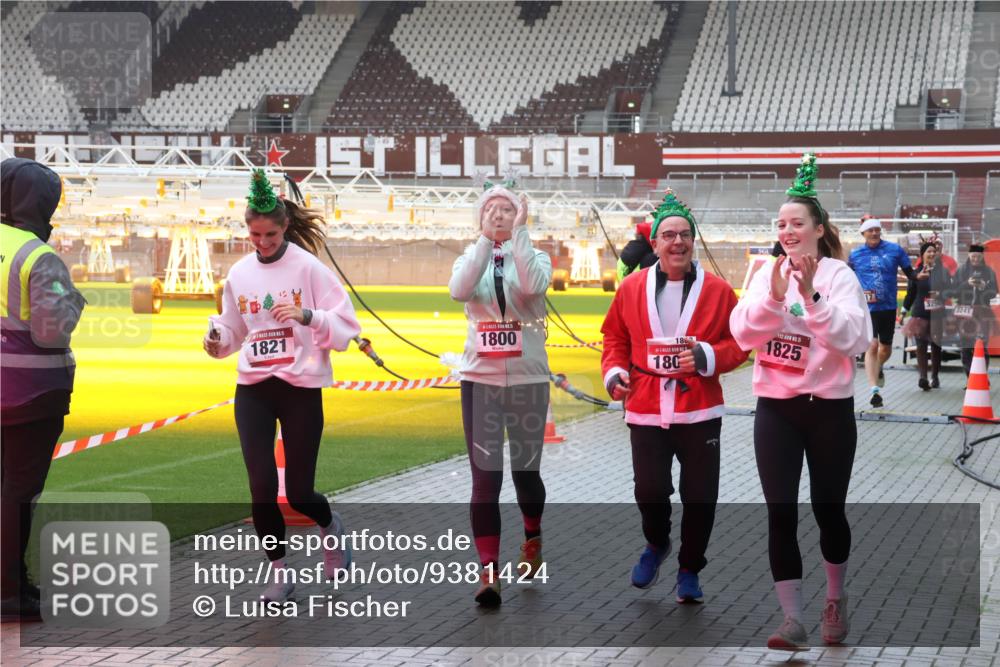 07.12.2025 - St. Pauli X-Mass-Run No. 15 Luisa Fischer http://msf.ph/oto/9381424 07.12.2025 11:16:55 Ziel 1821, 1800, 180, 15, 1825, 17, 3256, 3241, 1017, 1350, 1800, 1802, 1821, 1825, 2195, 2464, 3241, 3256, 3326 meine-sportfotos.de