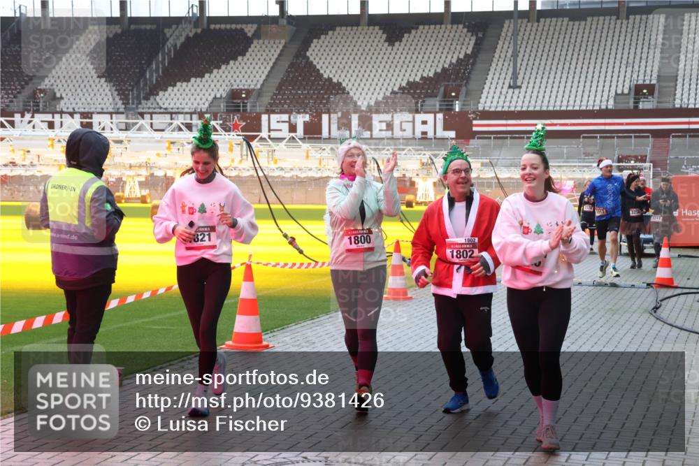 07.12.2025 - St. Pauli X-Mass-Run No. 15 Luisa Fischer http://msf.ph/oto/9381426 07.12.2025 11:16:55 Ziel 321, 1800, 1802, 1802, 1017, 3256, 3241, 1017, 1350, 1800, 1802, 1821, 1825, 2195, 2464, 3241, 3256, 3326 meine-sportfotos.de