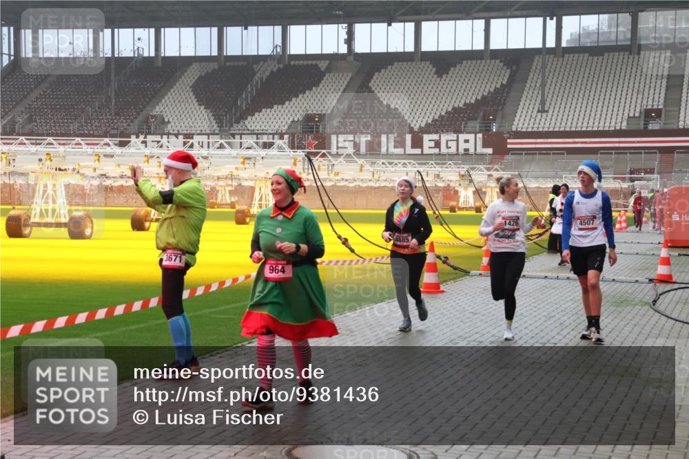07.12.2025 - St. Pauli X-Mass-Run No. 15 Luisa Fischer http://msf.ph/oto/9381436 07.12.2025 10:11:08 Ziel 3671, 964, 4885, 1426, 4507, 57, 550, 962, 964, 979, 983, 1148, 1149, 1150, 1399, 1426, 1571, 1768, 1929, 1935, 2083, 2087, 2530, 4358, 4507, 4885 meine-sportfotos.de