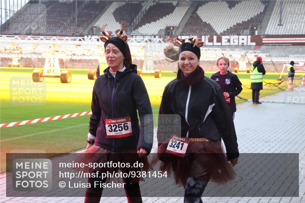 07.12.2025 - St. Pauli X-Mass-Run No. 15 Luisa Fischer http://msf.ph/oto/9381454 07.12.2025 11:17:12 Ziel 15, 3256, 15, 3241, 1017, 1350 meine-sportfotos.de