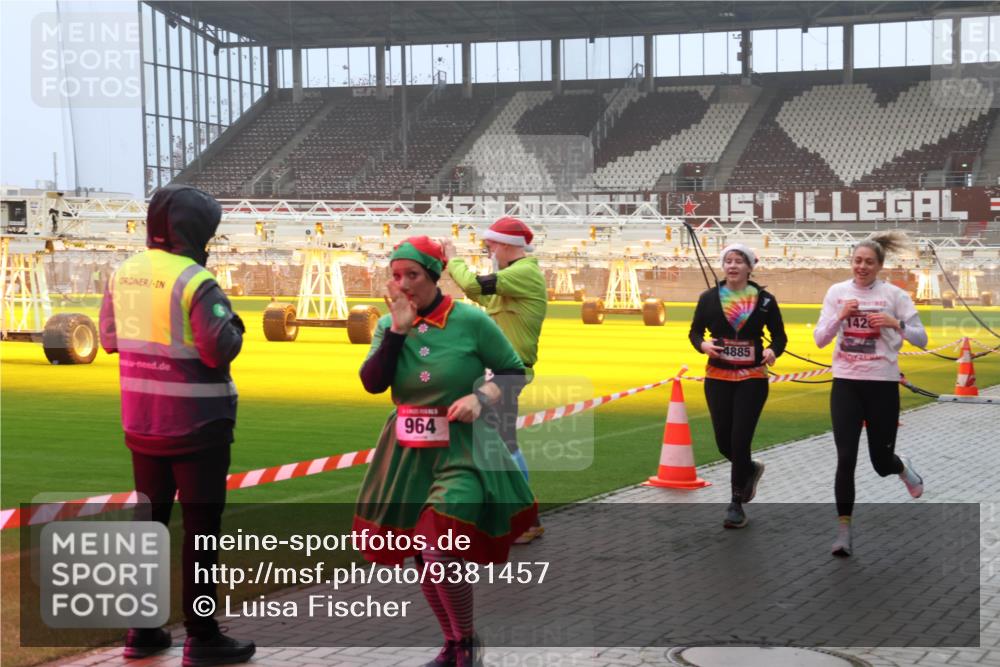 07.12.2025 - St. Pauli X-Mass-Run No. 15 Luisa Fischer http://msf.ph/oto/9381457 07.12.2025 10:11:09 Ziel 964, 4885, 142, 57, 550, 962, 964, 979, 983, 1148, 1149, 1150, 1399, 1426, 1571, 1768, 1929, 1935, 2083, 2087, 2530, 4358, 4507, 4885 meine-sportfotos.de