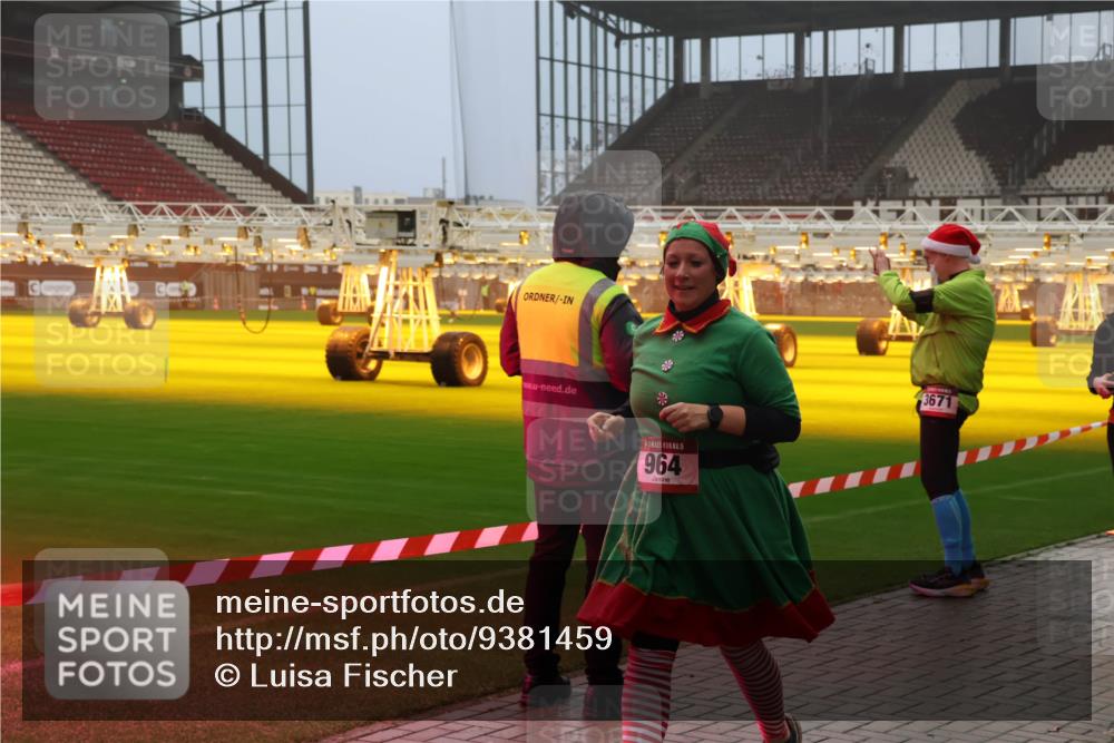07.12.2025 - St. Pauli X-Mass-Run No. 15 Luisa Fischer http://msf.ph/oto/9381459 07.12.2025 10:11:10 Ziel 15, 964, 3671, 57, 550, 964, 979, 983, 1148, 1149, 1150, 1426, 1571, 1768, 1929, 1935, 2083, 2087, 2530, 4885 meine-sportfotos.de