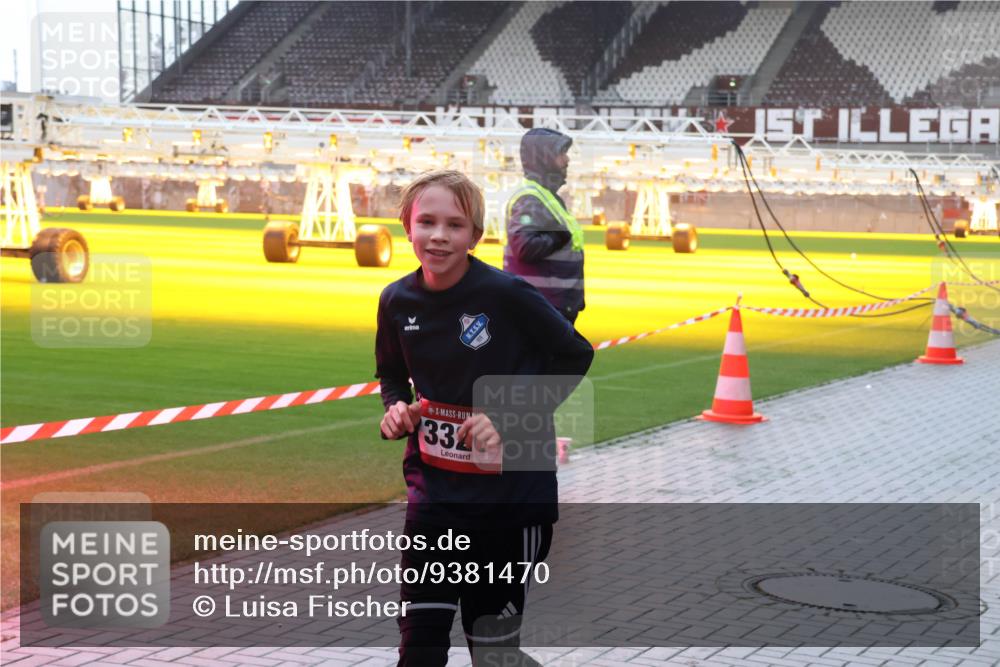 07.12.2025 - St. Pauli X-Mass-Run No. 15 Luisa Fischer http://msf.ph/oto/9381470 07.12.2025 11:17:14 Ziel 332, 1919, 1017, 1350 meine-sportfotos.de