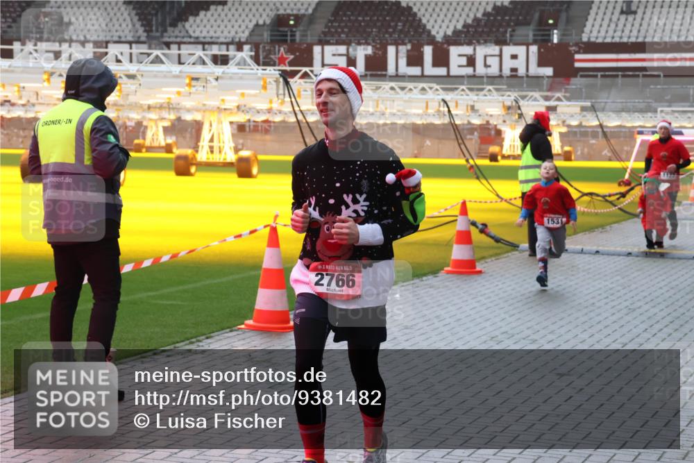 07.12.2025 - St. Pauli X-Mass-Run No. 15 Luisa Fischer http://msf.ph/oto/9381482 07.12.2025 11:17:38 Ziel 15, 2766, 1531, 1127, 551, 1122, 1125, 1127, 1130, 1340, 1529, 1531, 1686, 2477, 2766, 2846, 2849 meine-sportfotos.de