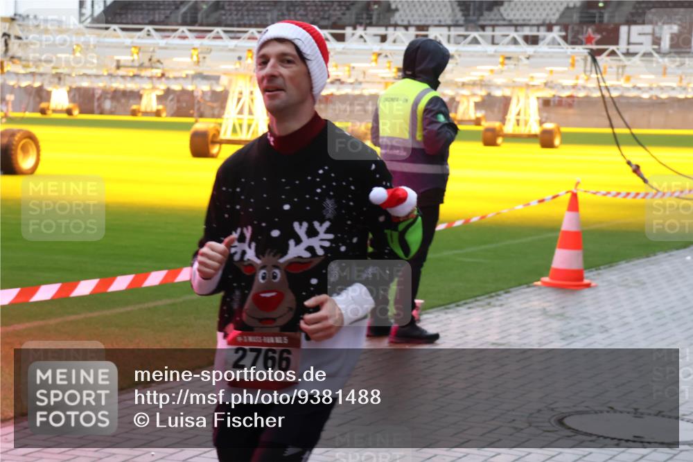 07.12.2025 - St. Pauli X-Mass-Run No. 15 Luisa Fischer http://msf.ph/oto/9381488 07.12.2025 11:17:38 Ziel 2766, 551, 1122, 1125, 1127, 1130, 1340, 1529, 1531, 1686, 2477, 2766, 2846, 2849 meine-sportfotos.de