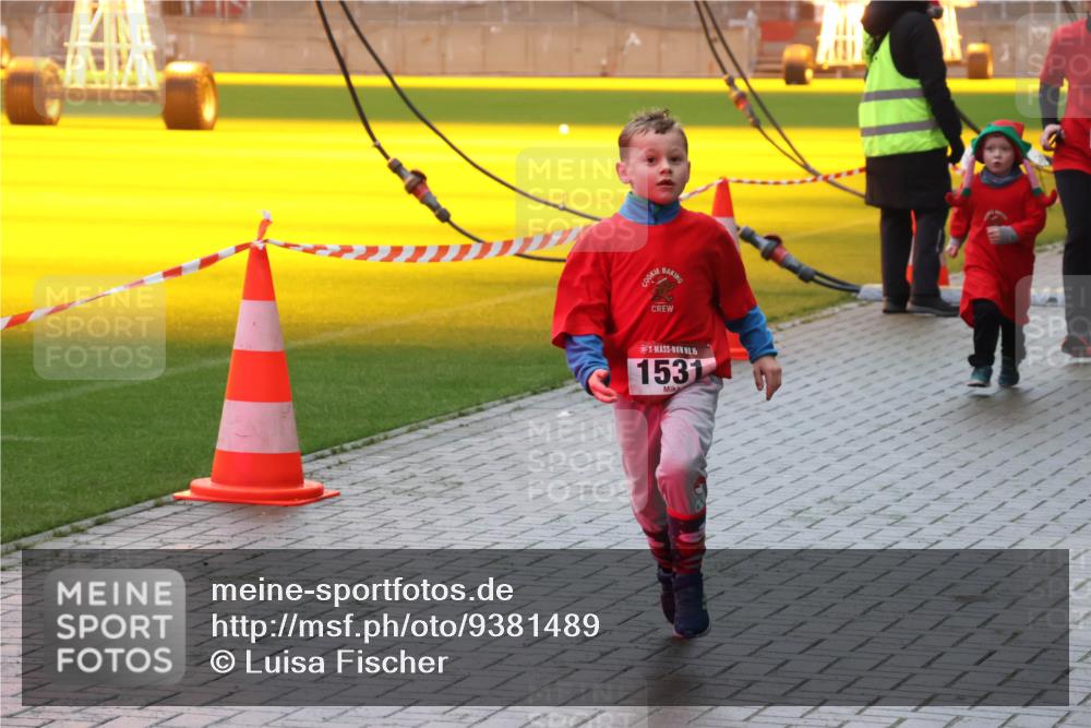 07.12.2025 - St. Pauli X-Mass-Run No. 15 Luisa Fischer http://msf.ph/oto/9381489 07.12.2025 11:17:39 Ziel 15, 1531, 551, 1122, 1125, 1127, 1130, 1340, 1529, 1531, 1686, 2477, 2766, 2846, 2849 meine-sportfotos.de