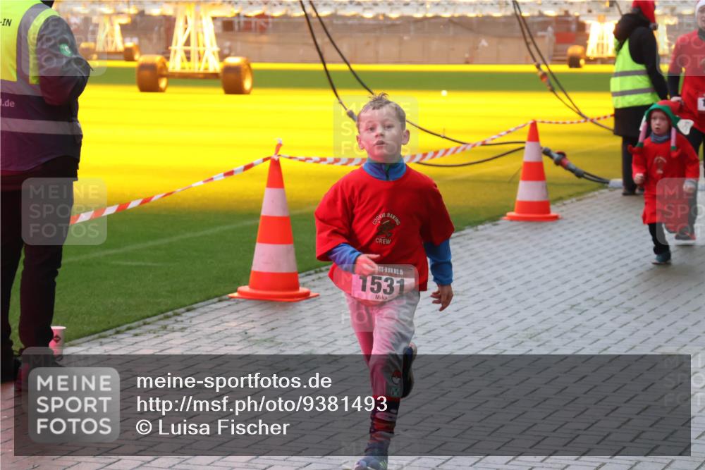 07.12.2025 - St. Pauli X-Mass-Run No. 15 Luisa Fischer http://msf.ph/oto/9381493 07.12.2025 11:17:40 Ziel 15, 1531, 551, 1122, 1125, 1127, 1130, 1340, 1529, 1531, 1686, 2477, 2766, 2846, 2849 meine-sportfotos.de
