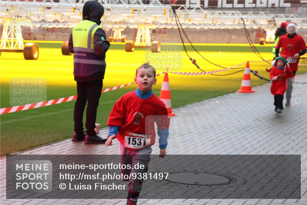 07.12.2025 - St. Pauli X-Mass-Run No. 15 Luisa Fischer http://msf.ph/oto/9381497 07.12.2025 11:17:41 Ziel 5, 1531, 6127, 551, 845, 1122, 1125, 1127, 1130, 1340, 1529, 1531, 1686, 2477, 2766, 2846, 2849 meine-sportfotos.de