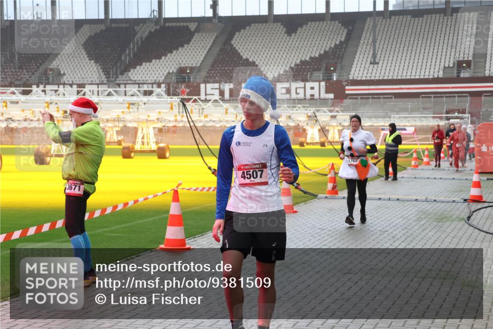 07.12.2025 - St. Pauli X-Mass-Run No. 15 Luisa Fischer http://msf.ph/oto/9381509 07.12.2025 10:11:13 Ziel 3671, 15, 4507, 1768, 57, 550, 964, 979, 983, 1148, 1149, 1150, 1426, 1571, 1768, 1929, 1935, 2083, 2087, 2530, 4885 meine-sportfotos.de