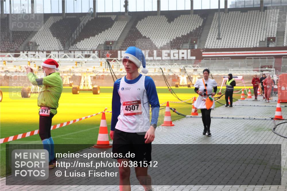 07.12.2025 - St. Pauli X-Mass-Run No. 15 Luisa Fischer http://msf.ph/oto/9381512 07.12.2025 10:11:13 Ziel 3671, 15, 4507, 1762, 57, 550, 964, 979, 983, 1148, 1149, 1150, 1426, 1571, 1768, 1929, 1935, 2083, 2087, 2530, 4885 meine-sportfotos.de
