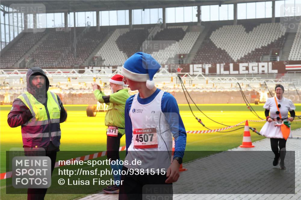 07.12.2025 - St. Pauli X-Mass-Run No. 15 Luisa Fischer http://msf.ph/oto/9381515 07.12.2025 10:11:14 Ziel 6709, 3671, 15, 4507, 1768, 57, 550, 964, 979, 983, 1148, 1149, 1150, 1426, 1571, 1768, 1929, 1935, 2083, 2087, 2530, 4885 meine-sportfotos.de