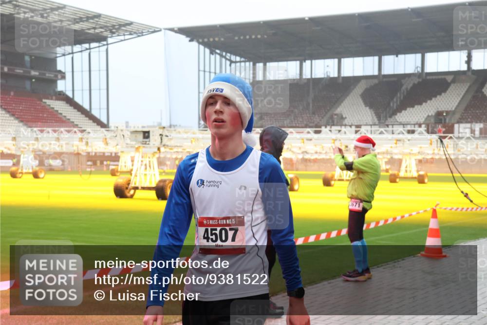 07.12.2025 - St. Pauli X-Mass-Run No. 15 Luisa Fischer http://msf.ph/oto/9381522 07.12.2025 10:11:16 Ziel 15, 4507, 57, 550, 964, 979, 983, 1148, 1149, 1150, 1426, 1571, 1768, 1929, 1935, 2083, 2087, 2530, 4885 meine-sportfotos.de
