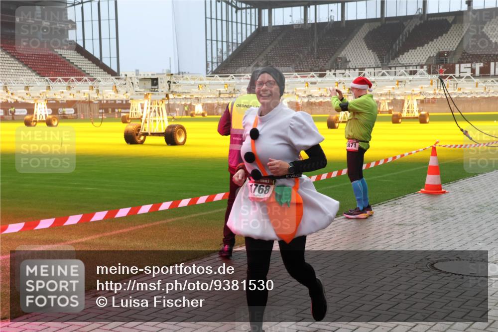 07.12.2025 - St. Pauli X-Mass-Run No. 15 Luisa Fischer http://msf.ph/oto/9381530 07.12.2025 10:11:19 Ziel 1768, 3671, 57, 550, 964, 979, 983, 1148, 1149, 1150, 1426, 1571, 1768, 1929, 1935, 2530, 4885 meine-sportfotos.de