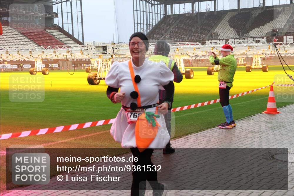 07.12.2025 - St. Pauli X-Mass-Run No. 15 Luisa Fischer http://msf.ph/oto/9381532 07.12.2025 10:11:19 Ziel 1762, 671, 57, 550, 964, 979, 983, 1148, 1149, 1150, 1426, 1571, 1768, 1929, 1935, 2530, 4885 meine-sportfotos.de
