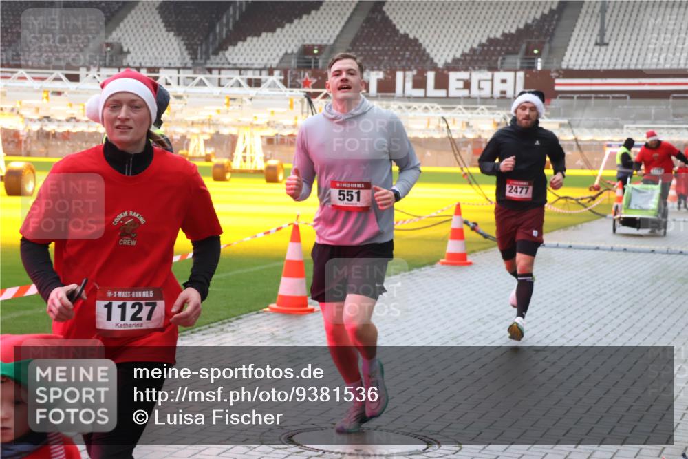 07.12.2025 - St. Pauli X-Mass-Run No. 15 Luisa Fischer http://msf.ph/oto/9381536 07.12.2025 11:17:45 Ziel 5, 1127, 551, 2477, 551, 845, 1122, 1125, 1127, 1130, 1340, 1529, 1531, 1686, 2477, 2766, 2846, 2849 meine-sportfotos.de