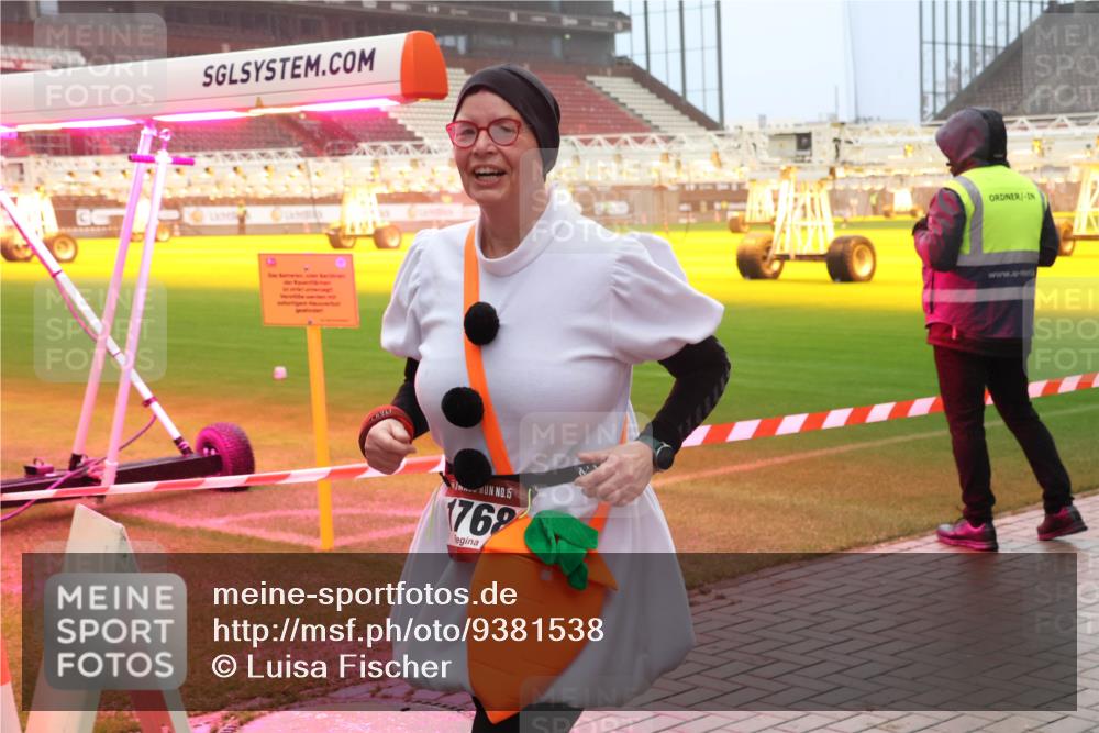 07.12.2025 - St. Pauli X-Mass-Run No. 15 Luisa Fischer http://msf.ph/oto/9381538 07.12.2025 10:11:20 Ziel 15, 769, 57, 550, 964, 979, 983, 1148, 1149, 1150, 1426, 1571, 1768, 1929, 1935, 2530, 3815, 4885 meine-sportfotos.de