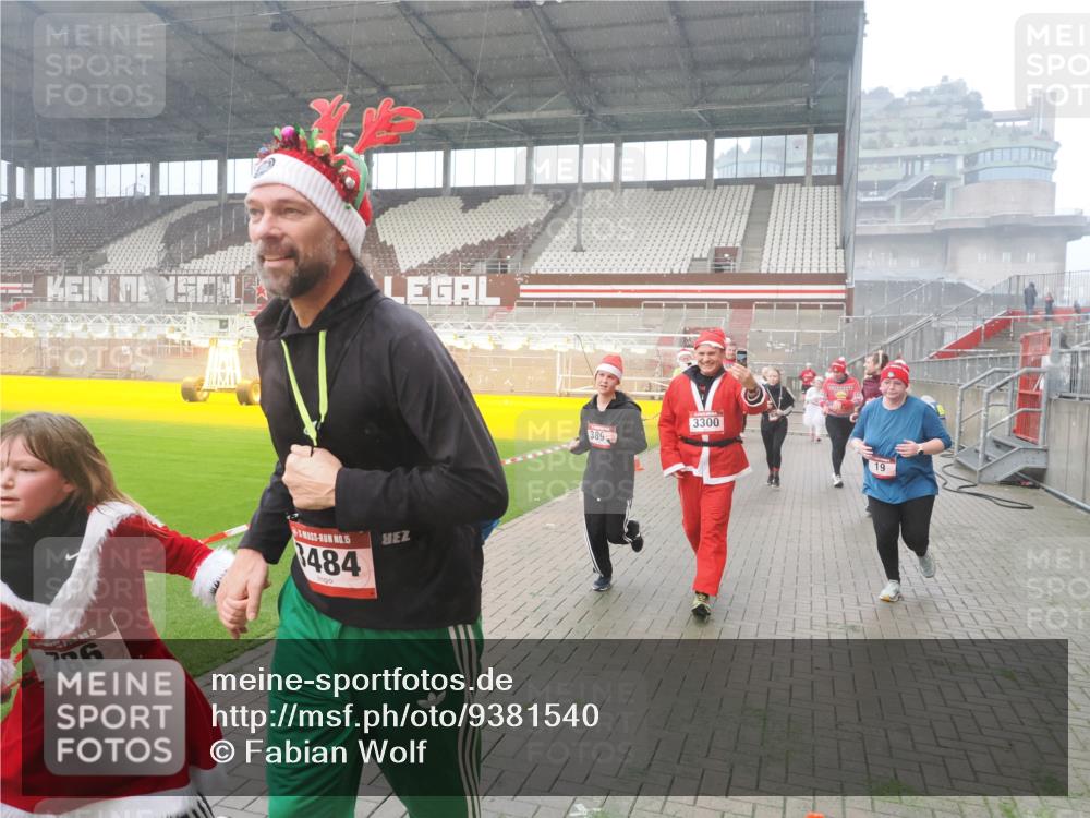 07.12.2025 - St. Pauli X-Mass-Run No. 15 Fabian Wolf http://msf.ph/oto/9381540 07.12.2025 10:09:00 Ziel 19, 390, 786, 789, 947, 1002, 1176, 1461, 1465, 1570, 1575, 1576, 2126, 2521, 3300, 3332, 3335, 3484, 3891, 3904, 3907, 4066, 4067, 4068 meine-sportfotos.de