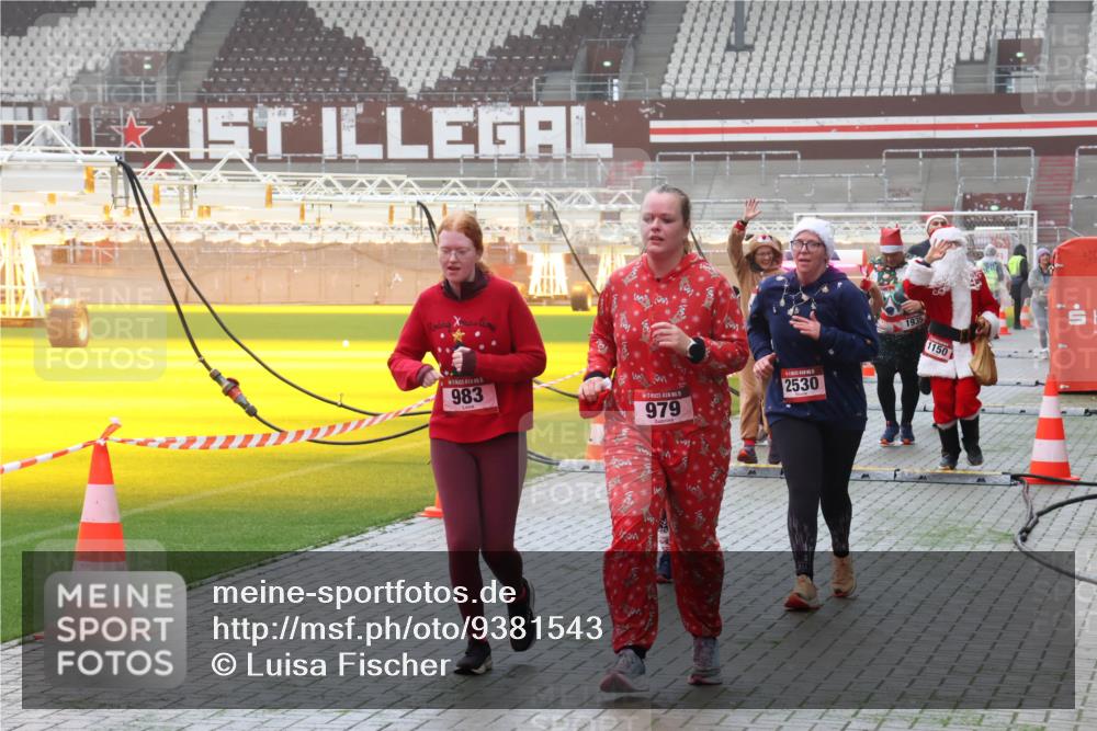 07.12.2025 - St. Pauli X-Mass-Run No. 15 Luisa Fischer http://msf.ph/oto/9381543 07.12.2025 10:11:27 Ziel 983, 979, 2530, 1150, 57, 964, 979, 983, 1148, 1149, 1150, 1426, 1768, 1929, 1935, 1969, 2530, 3815, 4885 meine-sportfotos.de