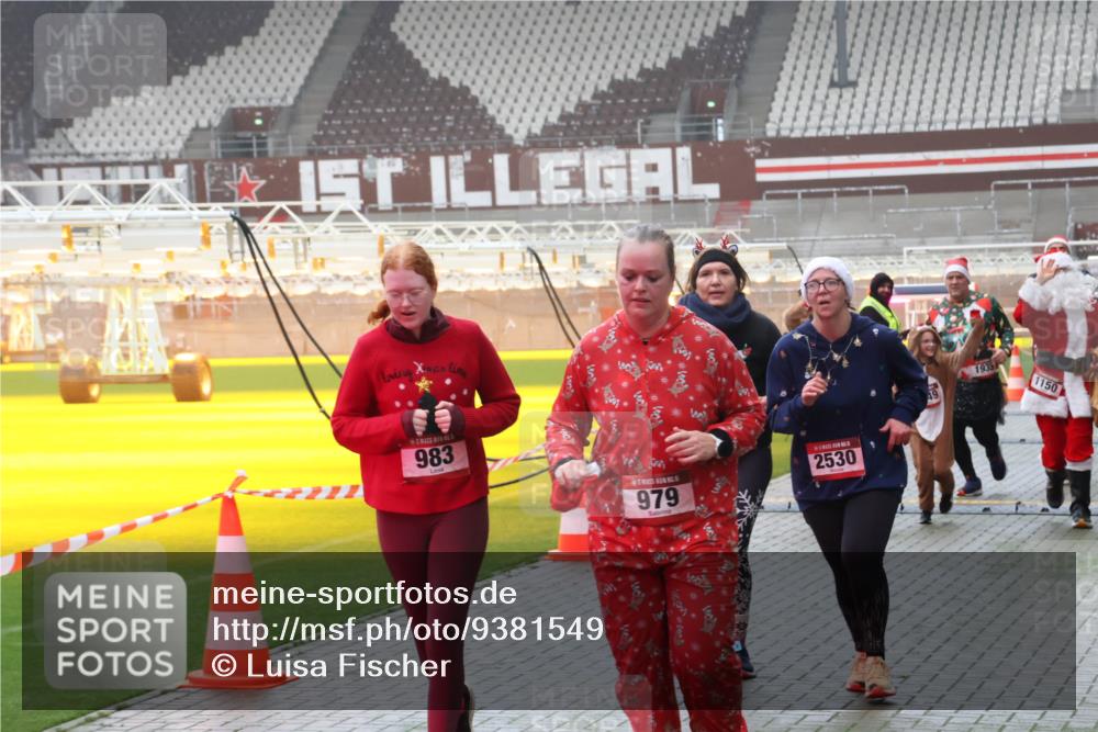 07.12.2025 - St. Pauli X-Mass-Run No. 15 Luisa Fischer http://msf.ph/oto/9381549 07.12.2025 10:11:27 Ziel 983, 979, 2530, 1939, 1150, 57, 964, 979, 983, 1148, 1149, 1150, 1426, 1768, 1929, 1935, 1969, 2530, 3815, 4885 meine-sportfotos.de