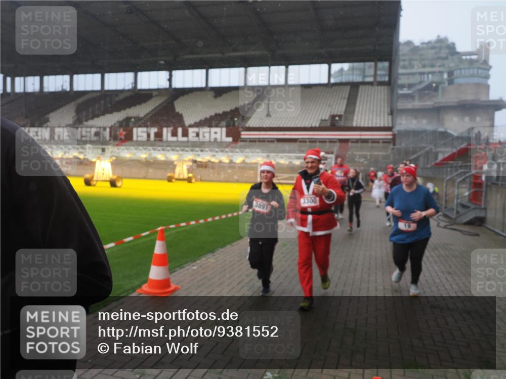 07.12.2025 - St. Pauli X-Mass-Run No. 15 Fabian Wolf http://msf.ph/oto/9381552 07.12.2025 10:09:00 Ziel 19, 390, 786, 789, 947, 1002, 1176, 1461, 1465, 1570, 1575, 1576, 2126, 2521, 3300, 3332, 3335, 3484, 3891, 3904, 3907, 4066, 4067, 4068 meine-sportfotos.de