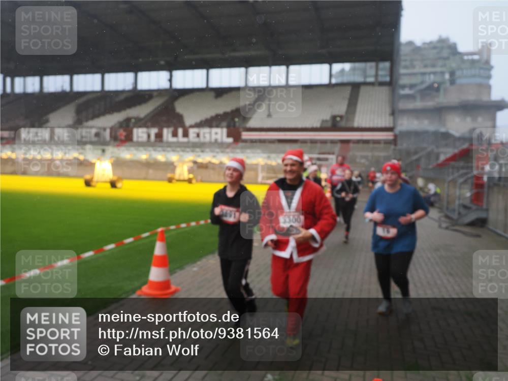 07.12.2025 - St. Pauli X-Mass-Run No. 15 Fabian Wolf http://msf.ph/oto/9381564 07.12.2025 10:09:01 Ziel 19, 390, 786, 789, 1176, 1461, 1465, 1570, 1575, 1576, 2126, 2521, 3300, 3484, 3891, 3904, 3907, 4066, 4067, 4068 meine-sportfotos.de