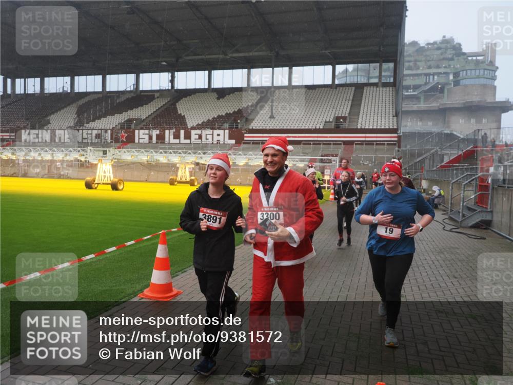 07.12.2025 - St. Pauli X-Mass-Run No. 15 Fabian Wolf http://msf.ph/oto/9381572 07.12.2025 10:09:01 Ziel 19, 390, 786, 789, 1176, 1461, 1465, 1570, 1575, 1576, 2126, 2521, 3300, 3484, 3891, 3904, 3907, 4066, 4067, 4068 meine-sportfotos.de