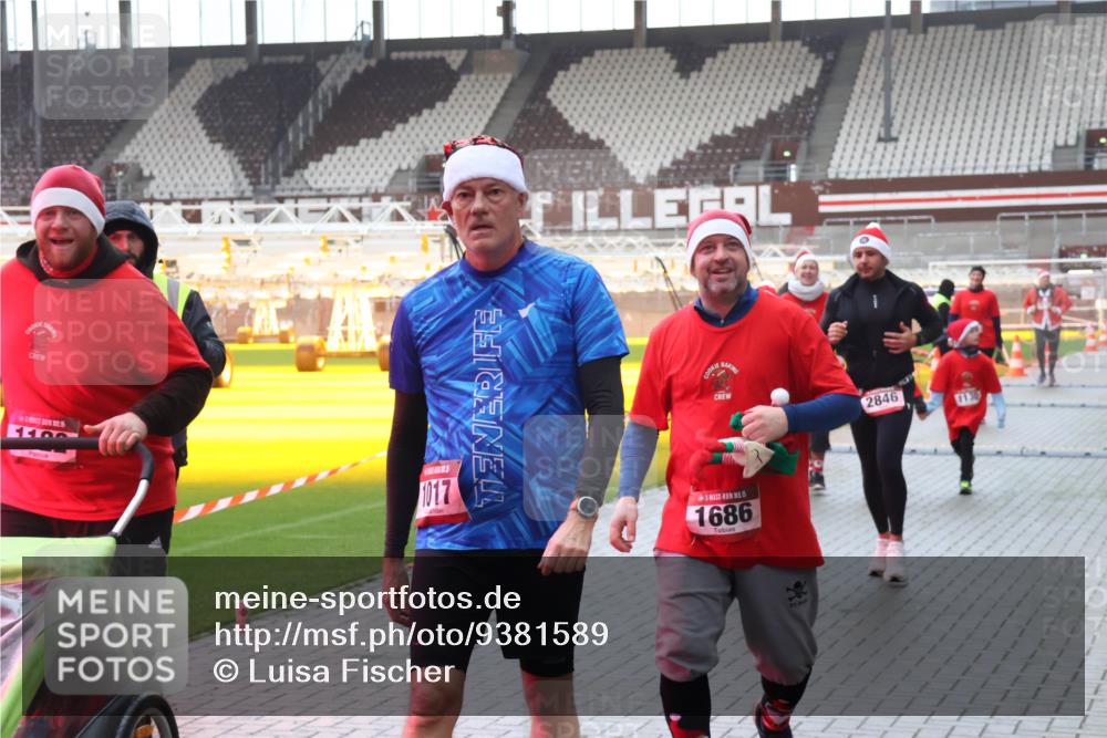 07.12.2025 - St. Pauli X-Mass-Run No. 15 Luisa Fischer http://msf.ph/oto/9381589 07.12.2025 11:17:55 Ziel 1017, 15, 1686, 2846, 1130, 551, 845, 1122, 1125, 1127, 1130, 1340, 1529, 1531, 1686, 2477, 2766, 2846, 2849, 2915 meine-sportfotos.de