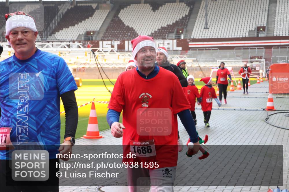 07.12.2025 - St. Pauli X-Mass-Run No. 15 Luisa Fischer http://msf.ph/oto/9381595 07.12.2025 11:17:56 Ziel 5, 17, 15, 1686, 113, 551, 845, 1122, 1125, 1127, 1130, 1340, 1529, 1531, 1686, 2477, 2766, 2846, 2849, 2915 meine-sportfotos.de