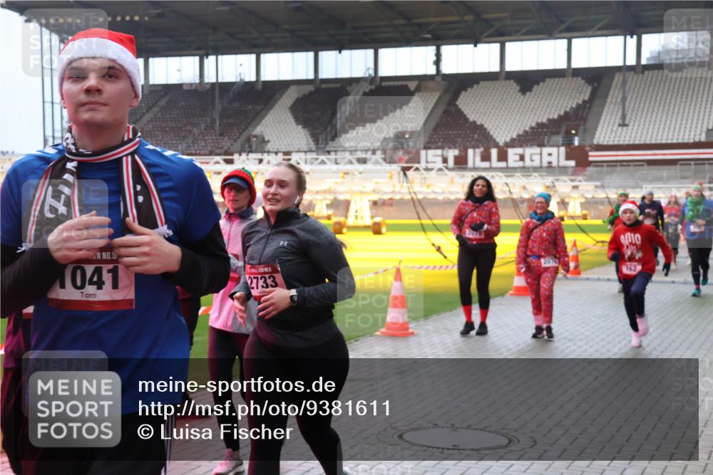 07.12.2025 - St. Pauli X-Mass-Run No. 15 Luisa Fischer http://msf.ph/oto/9381611 07.12.2025 10:46:26 Ziel 1041, 2733, 10, 162, 38, 41, 153, 162, 168, 178, 183, 908, 914, 917, 1041, 1094, 1715, 1823, 1955, 2076, 2079, 2080, 2082, 2089, 2216, 2218, 2324, 2326, 2334, 2423, 2574, 2733, 2734, 3835, 3838, 4589, 4616, 4619, 4620, 4762, 4854, 4860 meine-sportfotos.de