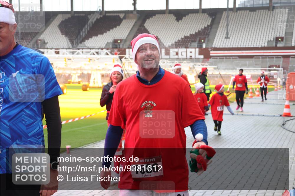 07.12.2025 - St. Pauli X-Mass-Run No. 15 Luisa Fischer http://msf.ph/oto/9381612 07.12.2025 11:17:57 Ziel 112, 15, 1686, 551, 845, 1122, 1125, 1127, 1130, 1340, 1529, 1531, 1686, 2477, 2766, 2846, 2849, 2915, 4627 meine-sportfotos.de
