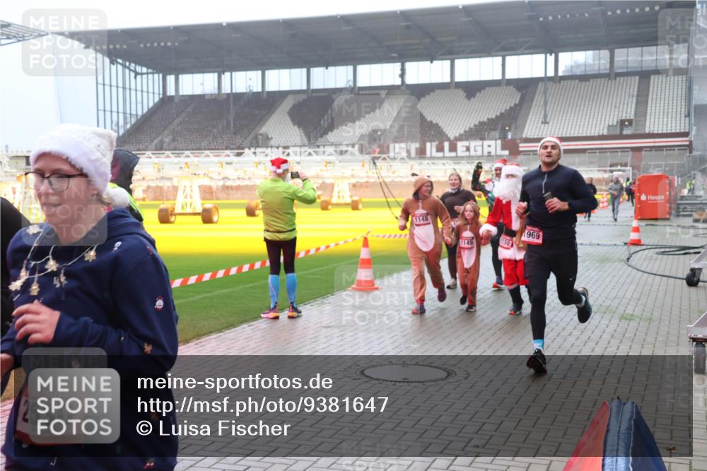 07.12.2025 - St. Pauli X-Mass-Run No. 15 Luisa Fischer http://msf.ph/oto/9381647 07.12.2025 10:11:32 Ziel 2530, 1148, 1149, 150, 969, 57, 979, 983, 1148, 1149, 1150, 1426, 1768, 1929, 1935, 1969, 2530, 3354, 3815, 4499, 4525, 4659, 4661, 4885 meine-sportfotos.de