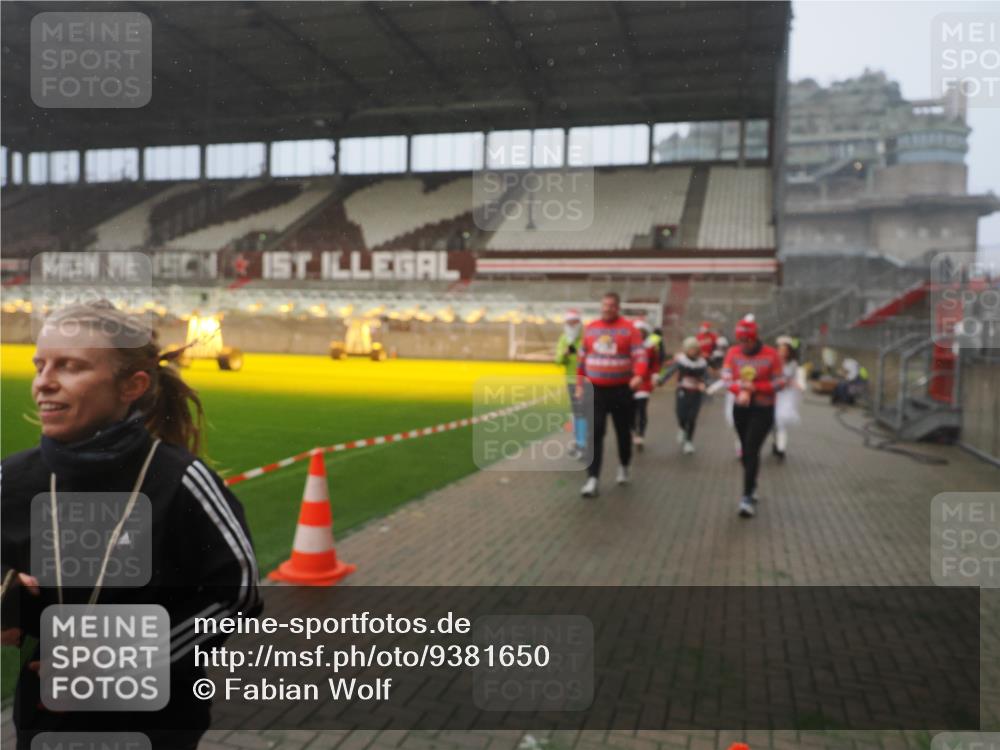 07.12.2025 - St. Pauli X-Mass-Run No. 15 Fabian Wolf http://msf.ph/oto/9381650 07.12.2025 10:09:04 Ziel 19, 786, 1176, 1461, 1465, 1570, 1575, 1576, 2126, 3300, 3484, 3891, 3904, 3907, 4066, 4067, 4068, 4113, 4666 meine-sportfotos.de