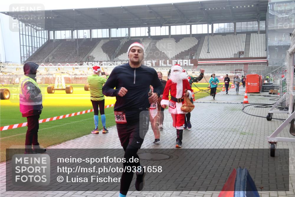 07.12.2025 - St. Pauli X-Mass-Run No. 15 Luisa Fischer http://msf.ph/oto/9381658 07.12.2025 10:11:33 Ziel 969, 149, 1150, 57, 979, 983, 1148, 1149, 1150, 1426, 1768, 1929, 1935, 1969, 2530, 3354, 3815, 4499, 4525, 4659, 4661, 4885 meine-sportfotos.de